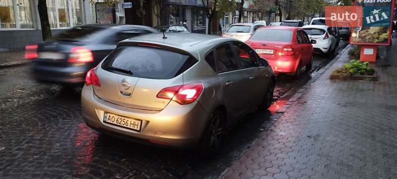 Хетчбек Opel Astra 2011 в Мукачевому