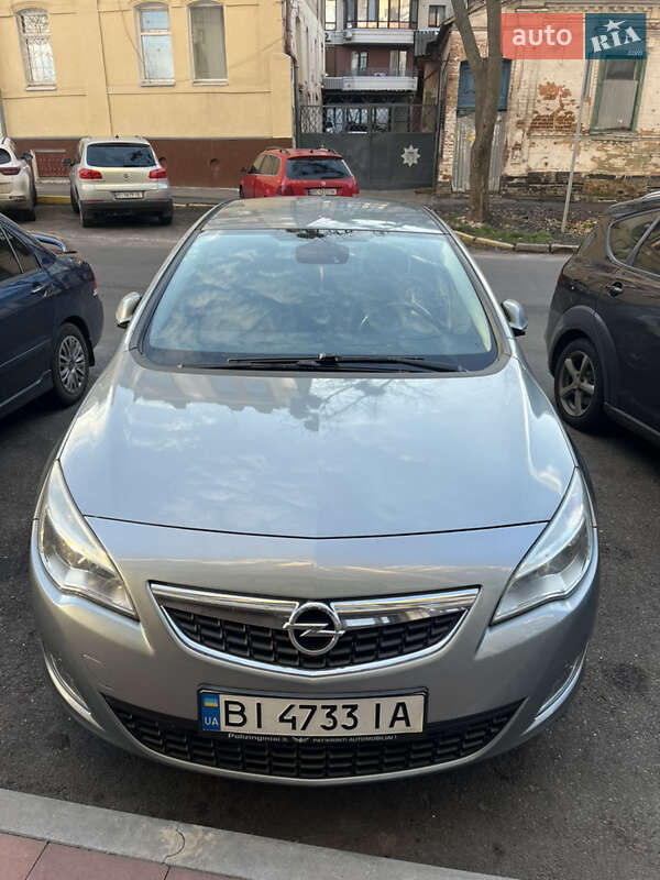 Хэтчбек Opel Astra 2011 в 