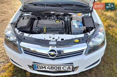 Седан Opel Astra 2013 в Ромнах