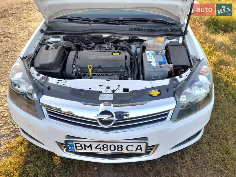Седан Opel Astra 2013 в Ромнах