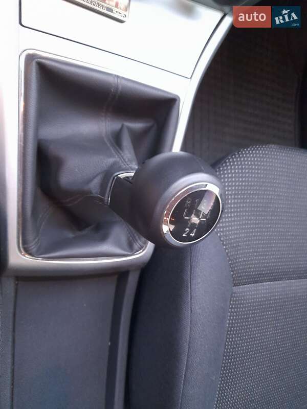 Седан Opel Astra 2013 в Ромнах