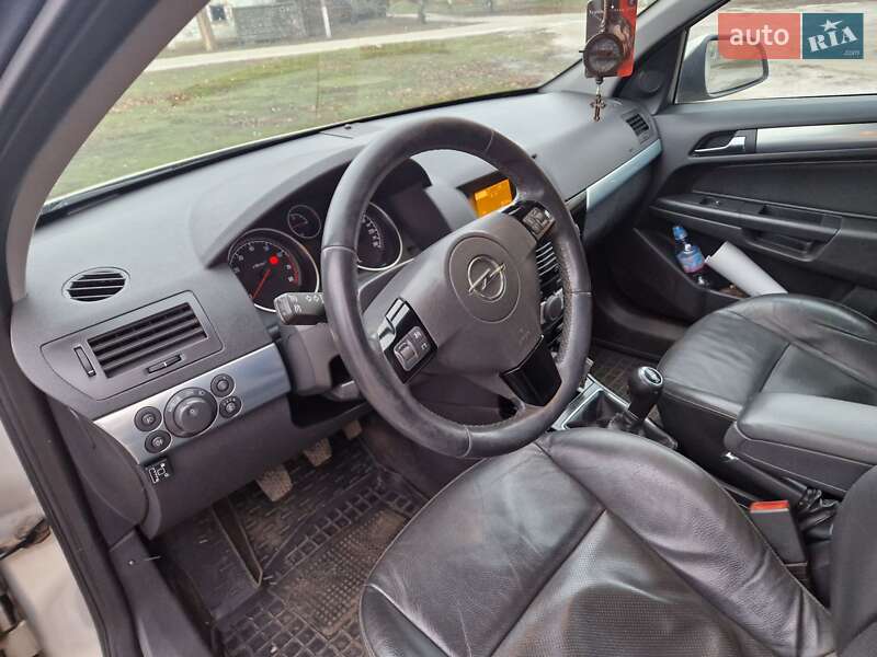 Универсал Opel Astra 2009 в Зачепиловке