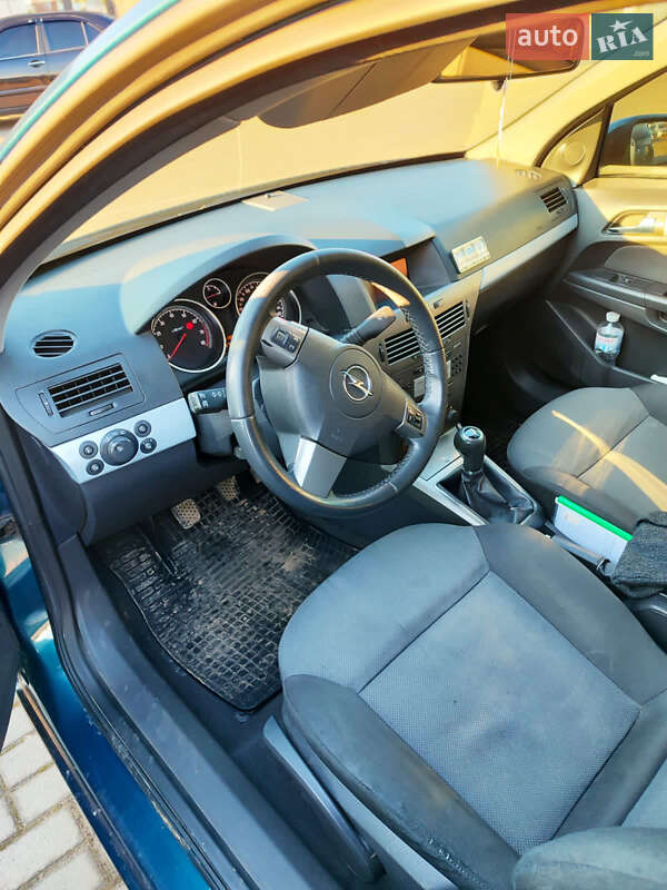 Хэтчбек Opel Astra 2006 в Мукачево