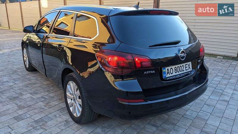 Універсал Opel Astra 2011 в Ужгороді