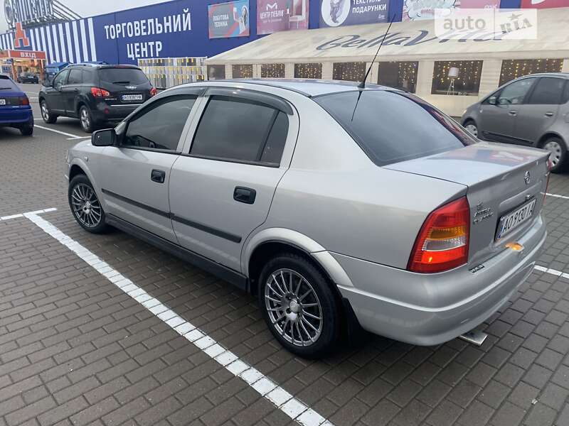 Седан Opel Astra 2008 в Хусте