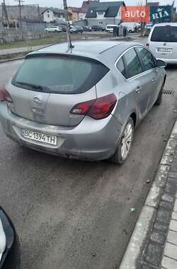 Хэтчбек Opel Astra 2012 в 