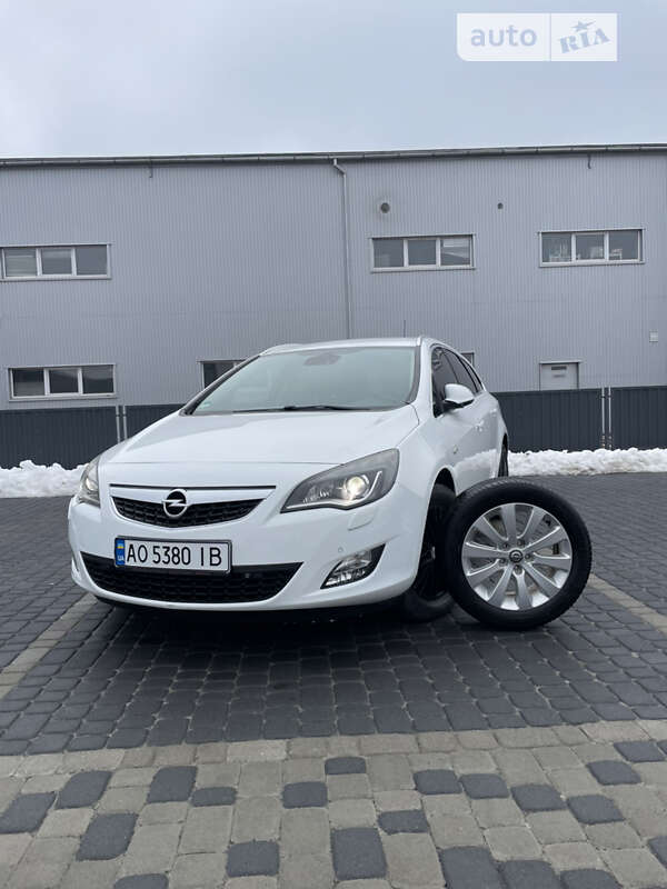 Универсал Opel Astra 2011 в Мукачево