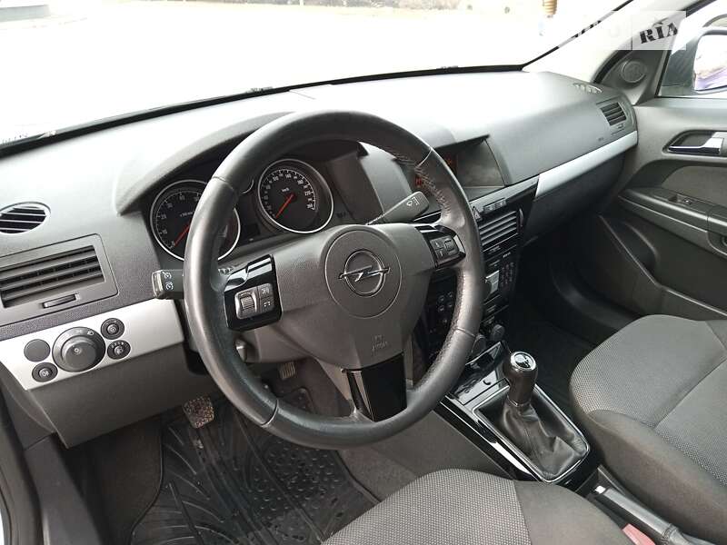 Універсал Opel Astra 2010 в Полтаві