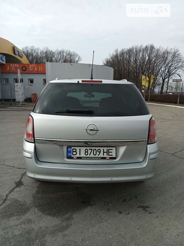 Універсал Opel Astra 2010 в Полтаві