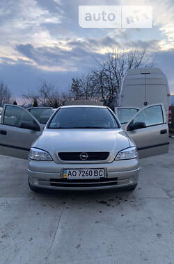 Седан Opel Astra 2006 в Хусте