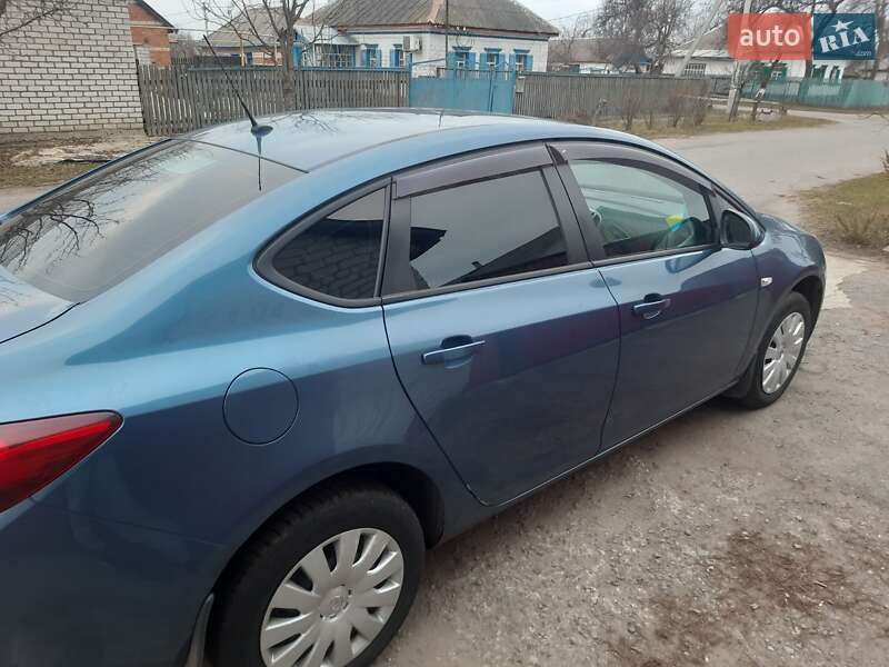 Седан Opel Astra 2015 в Кременчуге