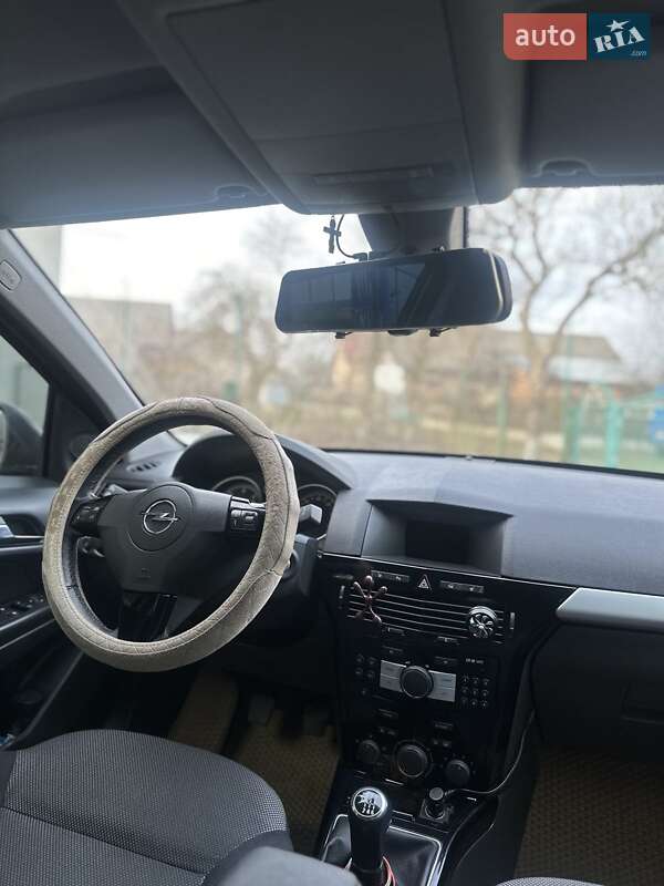 Універсал Opel Astra 2010 в Золочеві