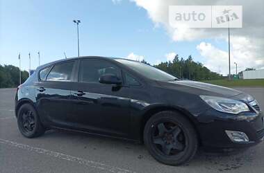 Седан Opel Astra 2010 в Романове