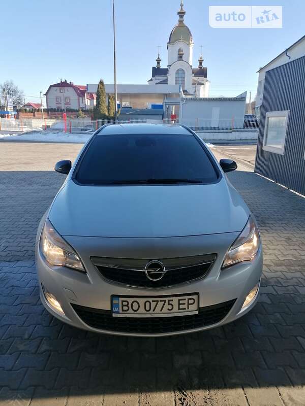 Универсал Opel Astra 2011 в Бучаче