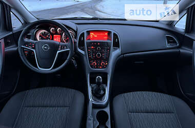 Універсал Opel Astra 2013 в Рівному