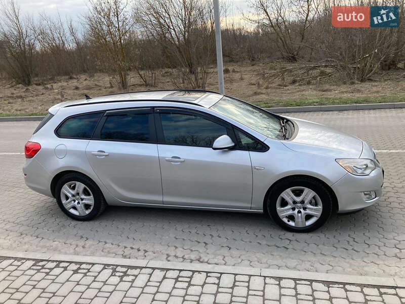 Універсал Opel Astra 2011 в Києві