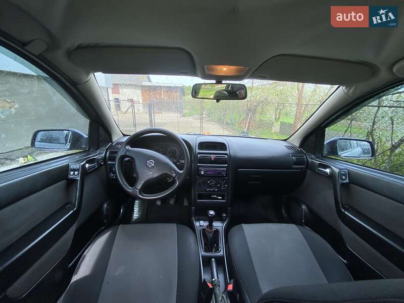 Седан Opel Astra 2004 в Львові