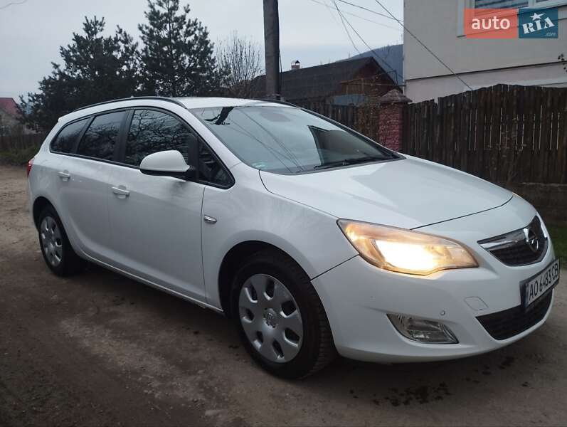 Универсал Opel Astra 2011 в Великом Березном