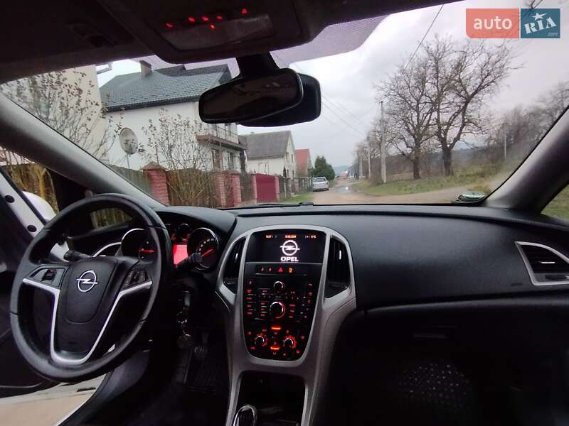 Универсал Opel Astra 2011 в Великом Березном
