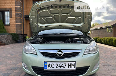 Універсал Opel Astra 2011 в Чернігові