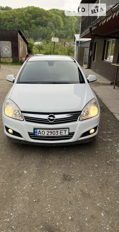 Универсал Opel Astra 2010 в Тячеве