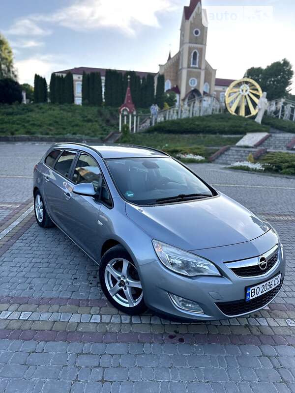 Універсал Opel Astra 2011 в Чорткові