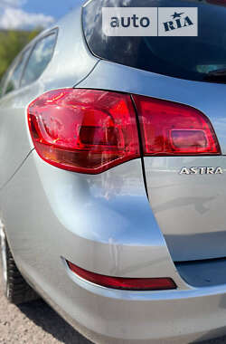 Універсал Opel Astra 2012 в Рівному