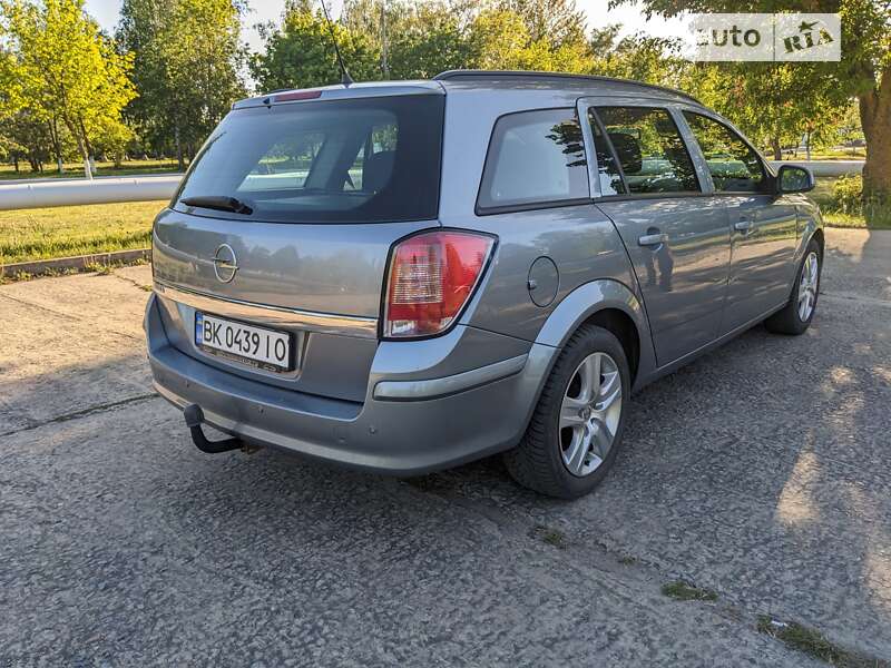 Универсал Opel Astra 2009 в Вараше