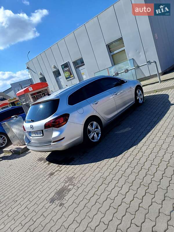 Універсал Opel Astra 2011 в Мукачевому