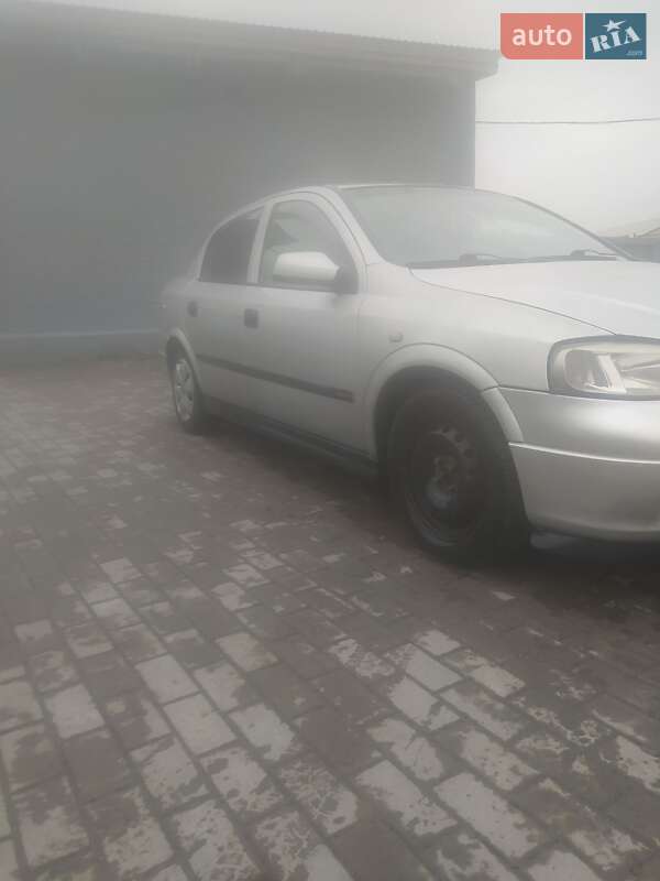 Седан Opel Astra 2003 в Горохове