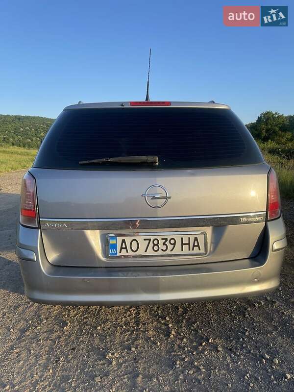 Универсал Opel Astra 2005 в Сваляве