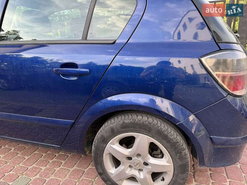 Хэтчбек Opel Astra 2008 в Золочеве
