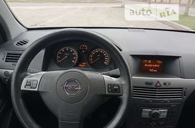 Хэтчбек Opel Astra 2004 в Владимир-Волынском