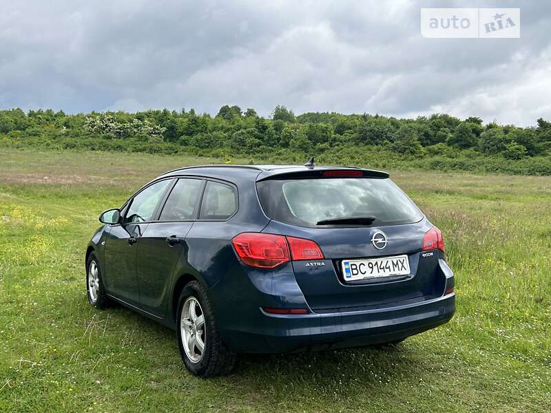 Универсал Opel Astra 2011 в Мостиске