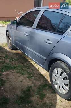 Хэтчбек Opel Astra 2007 в Долине