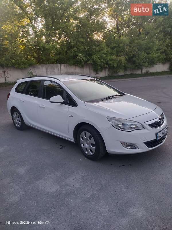 Универсал Opel Astra 2011 в Луцке