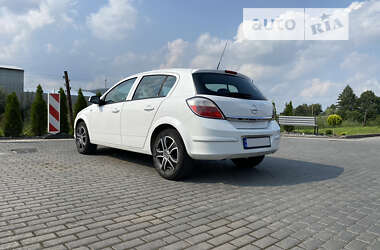 Хэтчбек Opel Astra 2012 в Долине