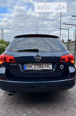 Універсал Opel Astra 2011 в Сарнах