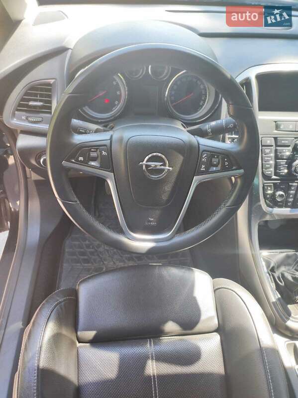 Универсал Opel Astra 2011 в Житомире