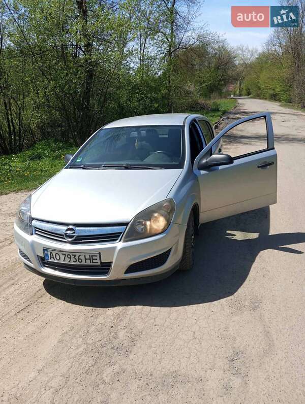 Хэтчбек Opel Astra 2009 в Тячеве