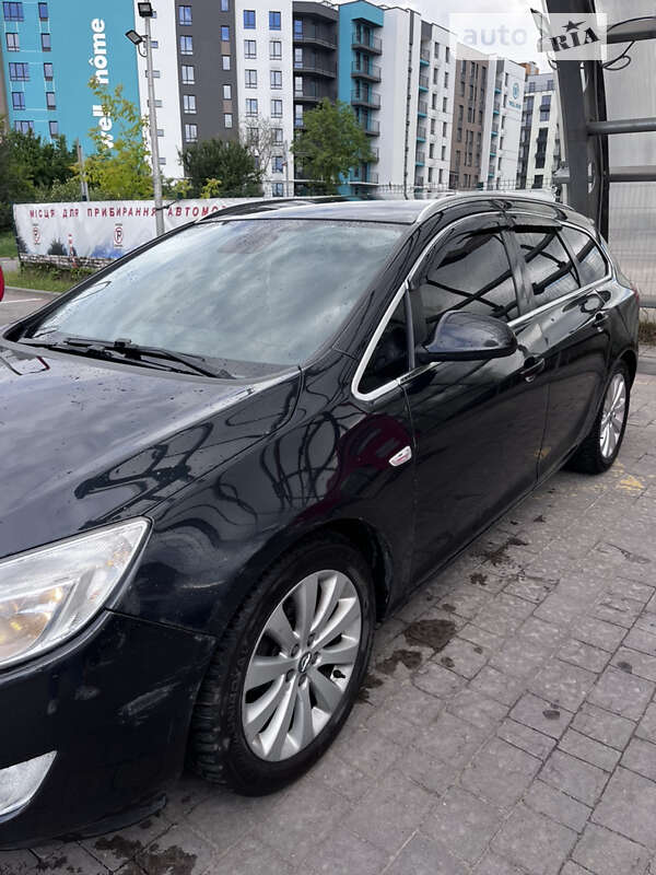 Універсал Opel Astra 2011 в Львові