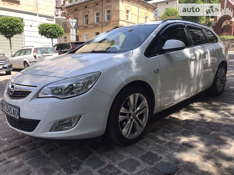 Универсал Opel Astra 2011 в Львове