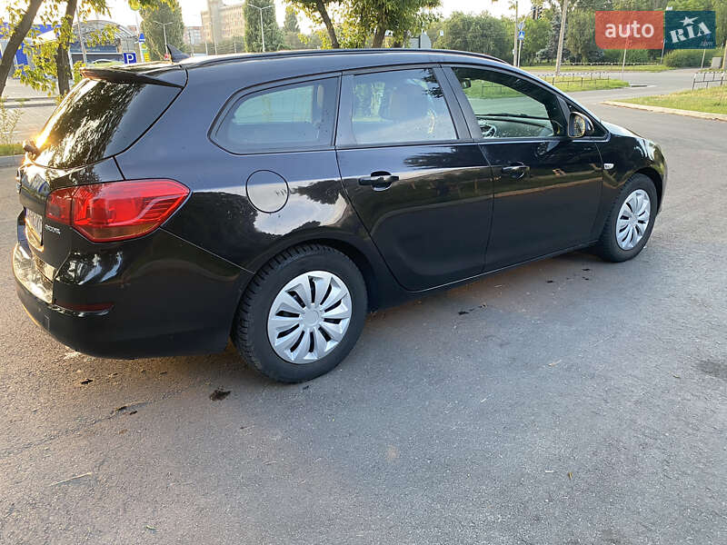 Универсал Opel Astra 2011 в Черкассах
