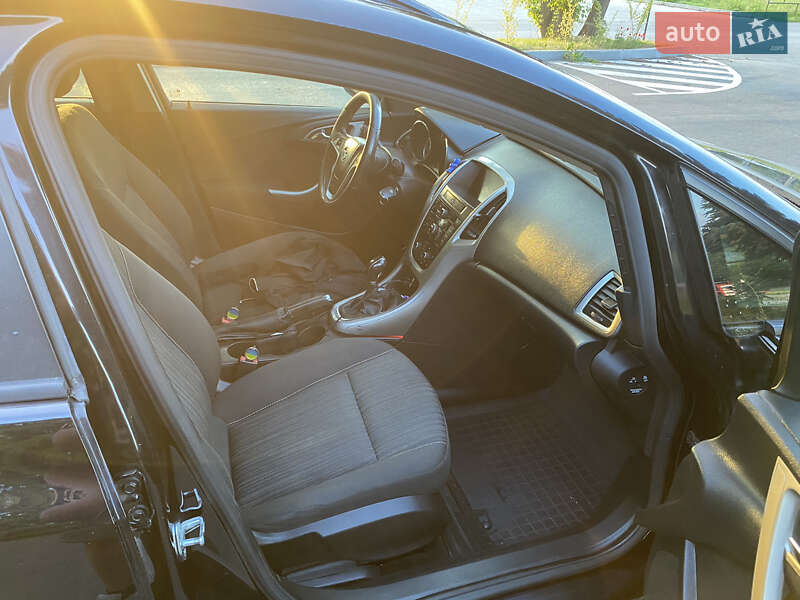 Универсал Opel Astra 2011 в Черкассах