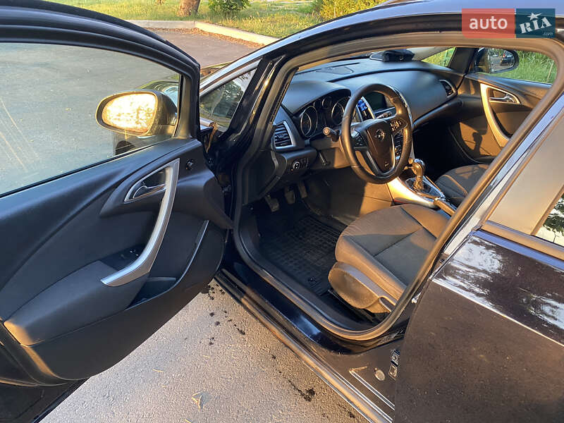 Универсал Opel Astra 2011 в Черкассах