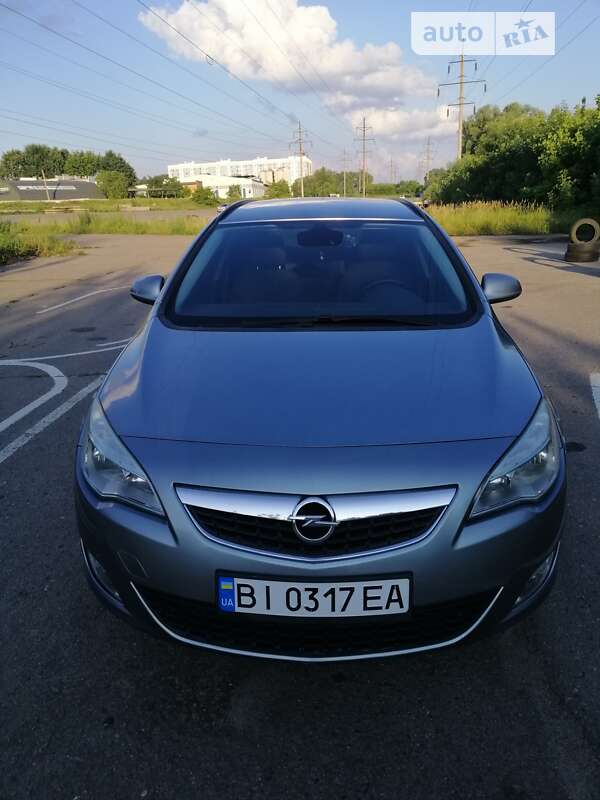 Универсал Opel Astra 2011 в Полтаве