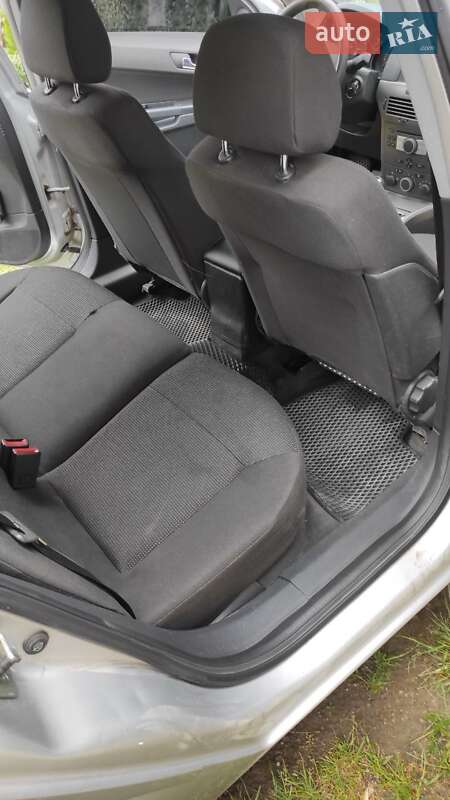 Універсал Opel Astra 2004 в Чернівцях