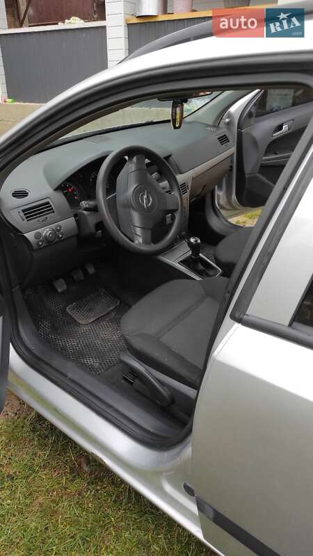 Універсал Opel Astra 2004 в Чернівцях