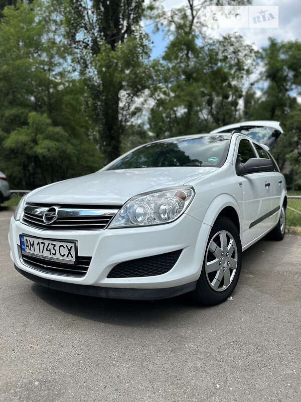 Універсал Opel Astra 2009 в Звягелі