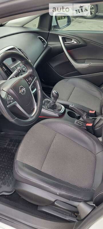 Універсал Opel Astra 2013 в Бурштині